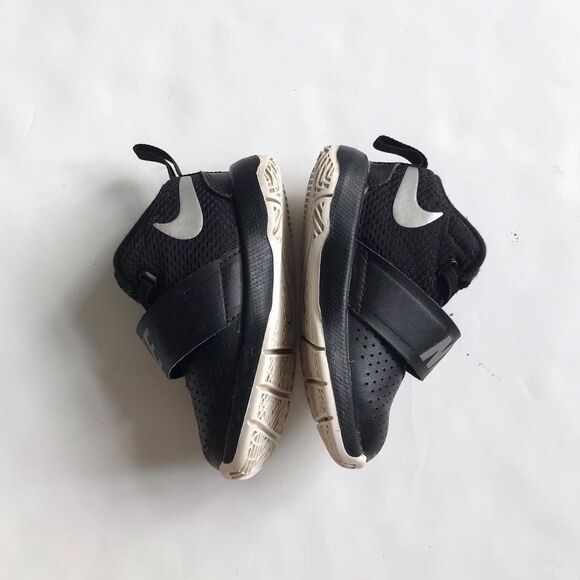 Nike team hustle D8 sneakers EUC size 6 - Picture 2 of 8